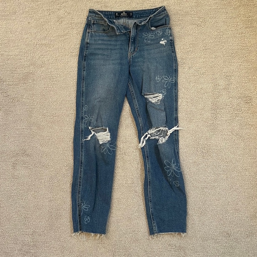 high- rise mom jeans from hollister with small flower details:)
